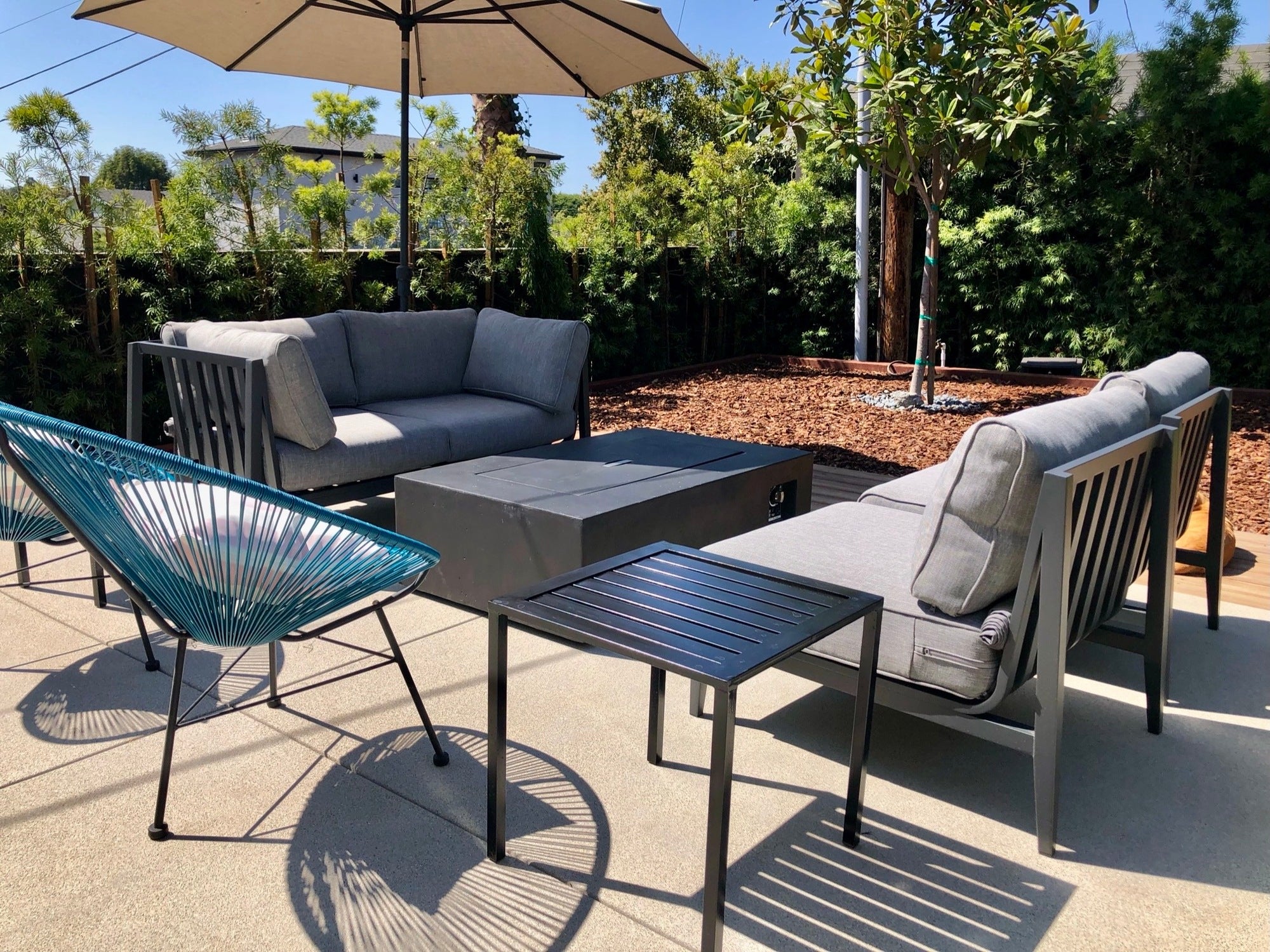 Casual Santa Monica backyard showroom with outdoor seating