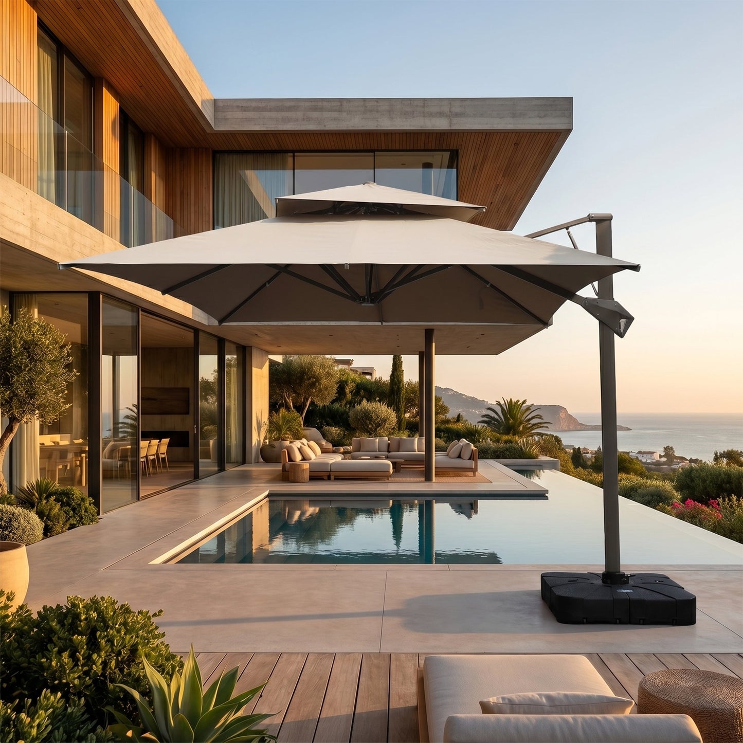 Beiger HIGOLD Ampelschirm auf einer modernen Poolterrasse